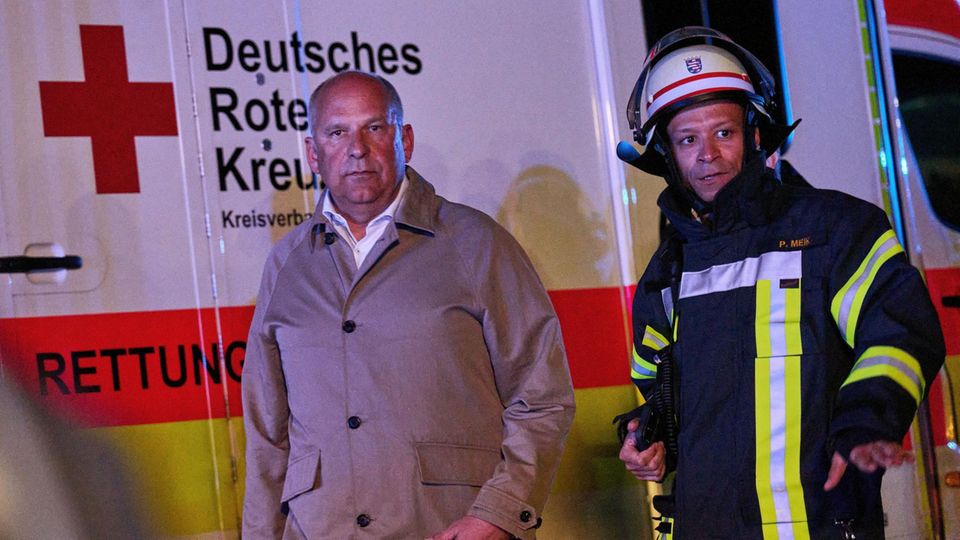 Roman Poseck (l, CDU), Minister des Inneren, für Sicherheit und Heimatschutz in Hessen, kommt an den Ort des Unglücks