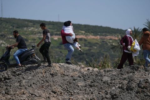 Menschen an einer zerstörten Brücke im Südlibanon. Foto: Mohammed Zaatari/AP/dpa
