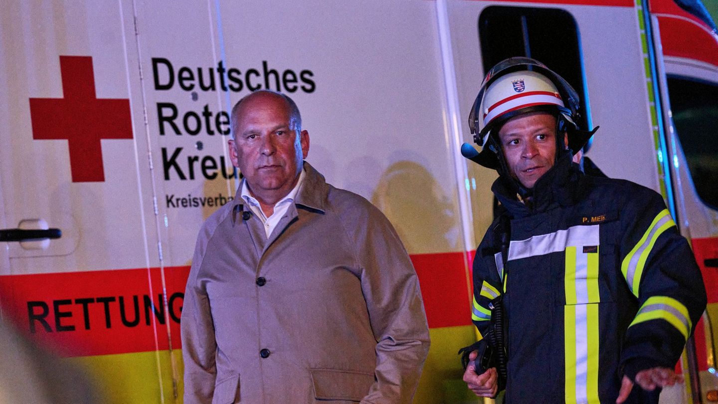 Innenminister Roman Poseck besucht die Einsatzkräfte. Foto: Sascha Ditscher/dpa