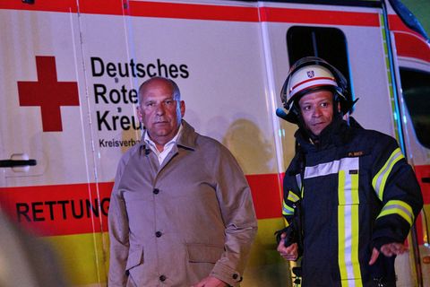 Innenminister Roman Poseck besucht die Einsatzkräfte. Foto: Sascha Ditscher/dpa