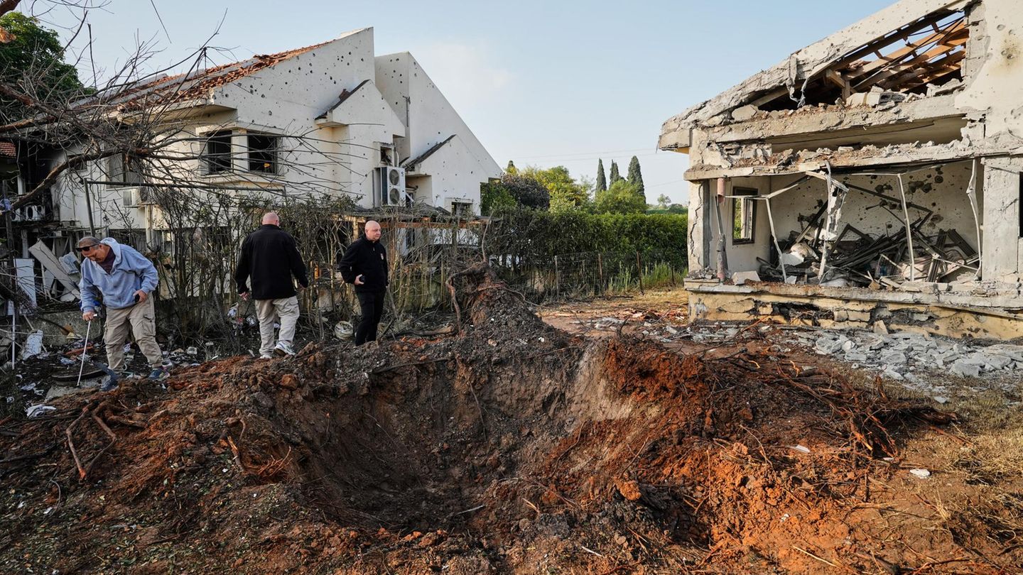Menschen inspizieren Häuser in Israel, die durch ein aus dem Libanon abgeschossenes Projektil beschädigt wurden.