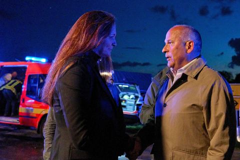 Antje Hachmann, die Bürgermeisterin von Runkel, spricht mit Roman Poseck (r, CDU), Innenminister von Hessen und kommt an den Ort