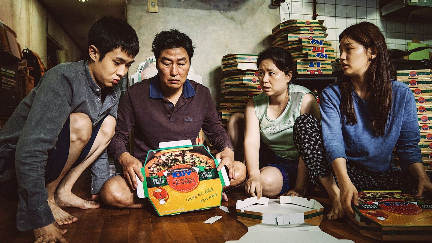 Die arbeitslose Familie Kim (von links: Choi Woo-shik, Song Kang-ho, Jang Hye-jin, Park So-dam) kommt gerade so über die Runden.