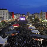 Viele Jahre diente der Spielbudenplatz an der Reeperbahn als deutsche Live-Bühne für den Eurovision Song Contest. Bis heute tobt hier jeden Sommer das Reeperbahn Festival. Auf der linken Seite sieht man den kleinen Broadway des Nordens, das Musical-Theater Operettenhaus, die Schmidts-Theater und das legendäre St. Pauli-Theater.