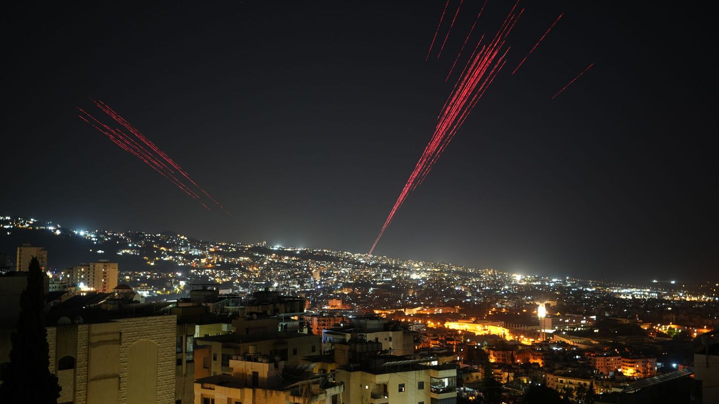 Mit Freudenschüssen in die Luft wurde in Beirut die Waffenruhe gefeiert. Foto: Hassan Ammar/AP/dpa
