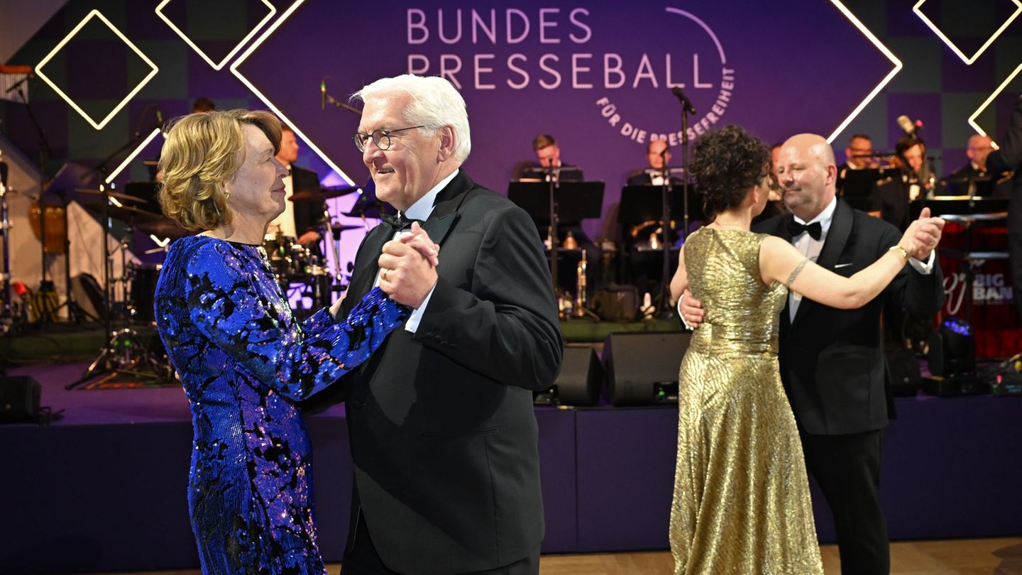 Auch dieses Jahr haben sich Bundespräsident Frank-Walter Steinmeier und seine Frau Elke Büdenbender beim Bundespresseball angesa