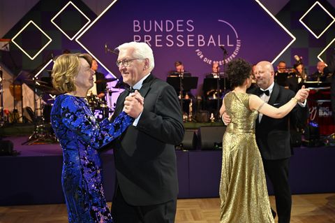 Auch dieses Jahr haben sich Bundespräsident Frank-Walter Steinmeier und seine Frau Elke Büdenbender beim Bundespresseball angesa