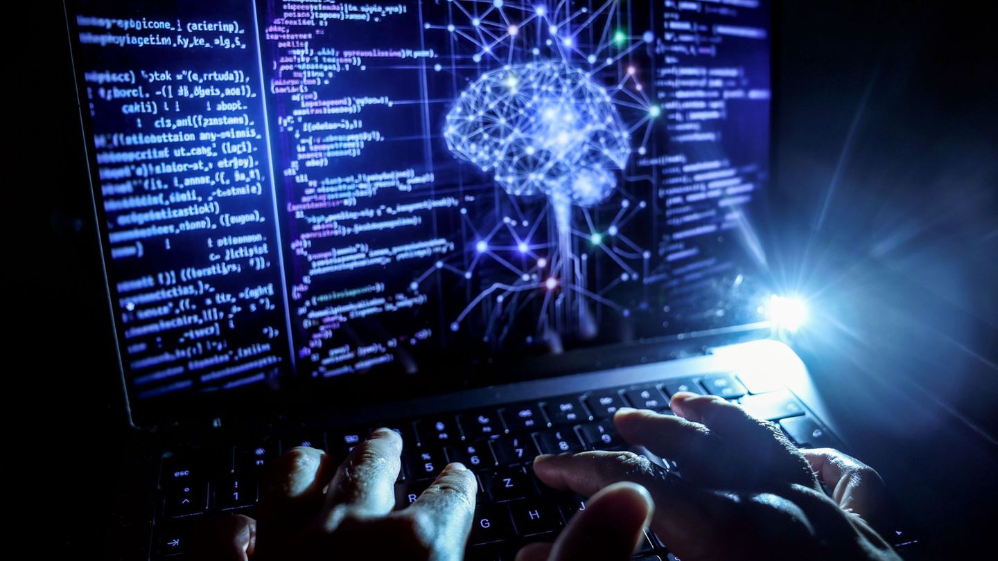 Künstliche Intelligenz kommt in immer mehr Industriebetrieben zum Einsatz. (Symbolbild) Foto: Oliver Berg/dpa