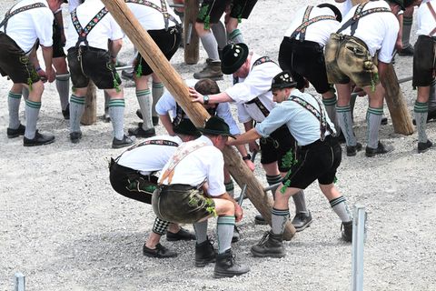 Zum 1. Mai werden wieder überall in Bayern Maibäume aufgestellt. (Archivbild) Foto: Felix Hörhager/dpa