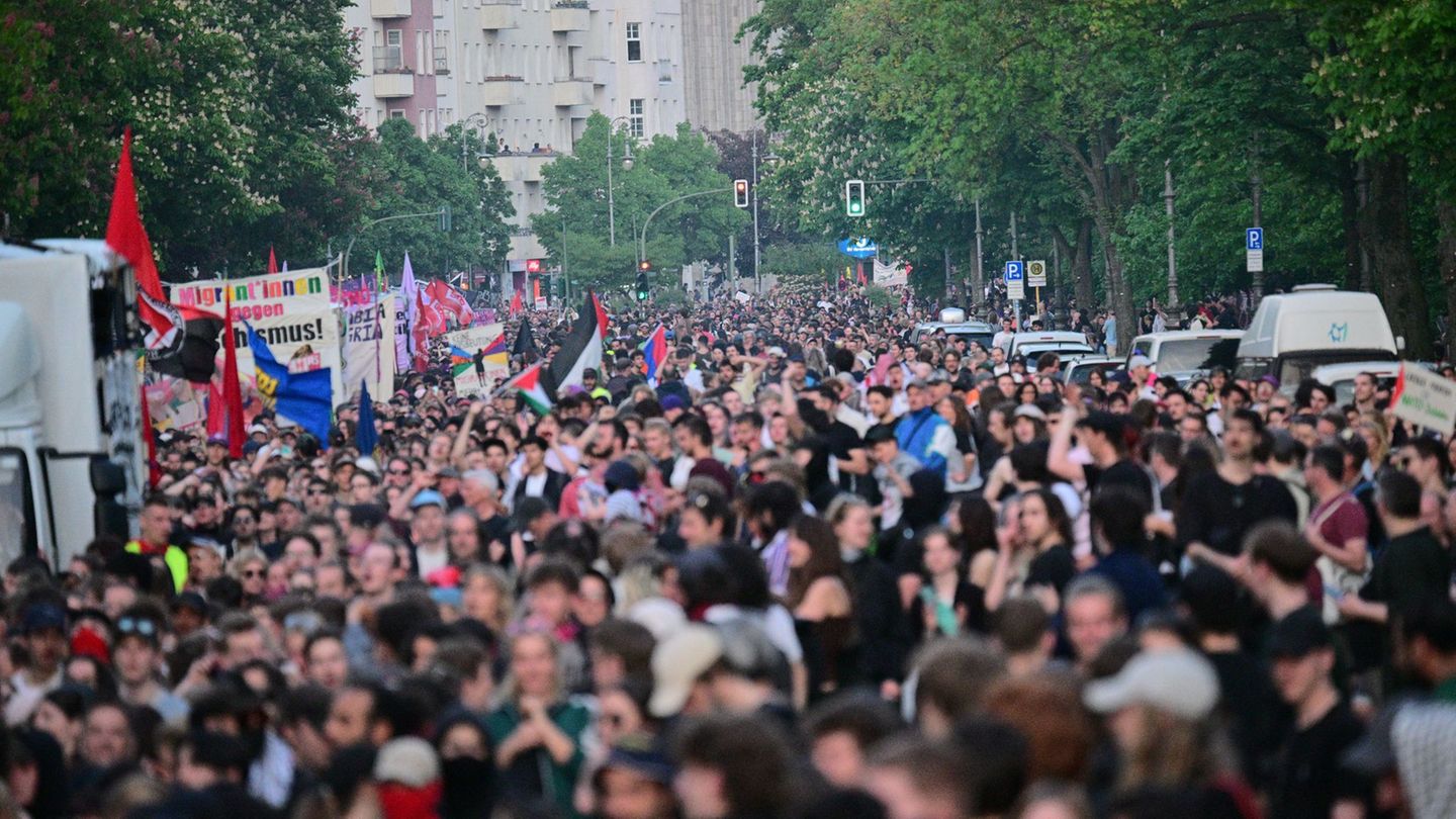 Vor den Demonstrationen am 1. Mai in Berlin gibt es Videos mit aggressiven Aufrufen. (Archivbild) Foto: Sebastian Christoph Goll