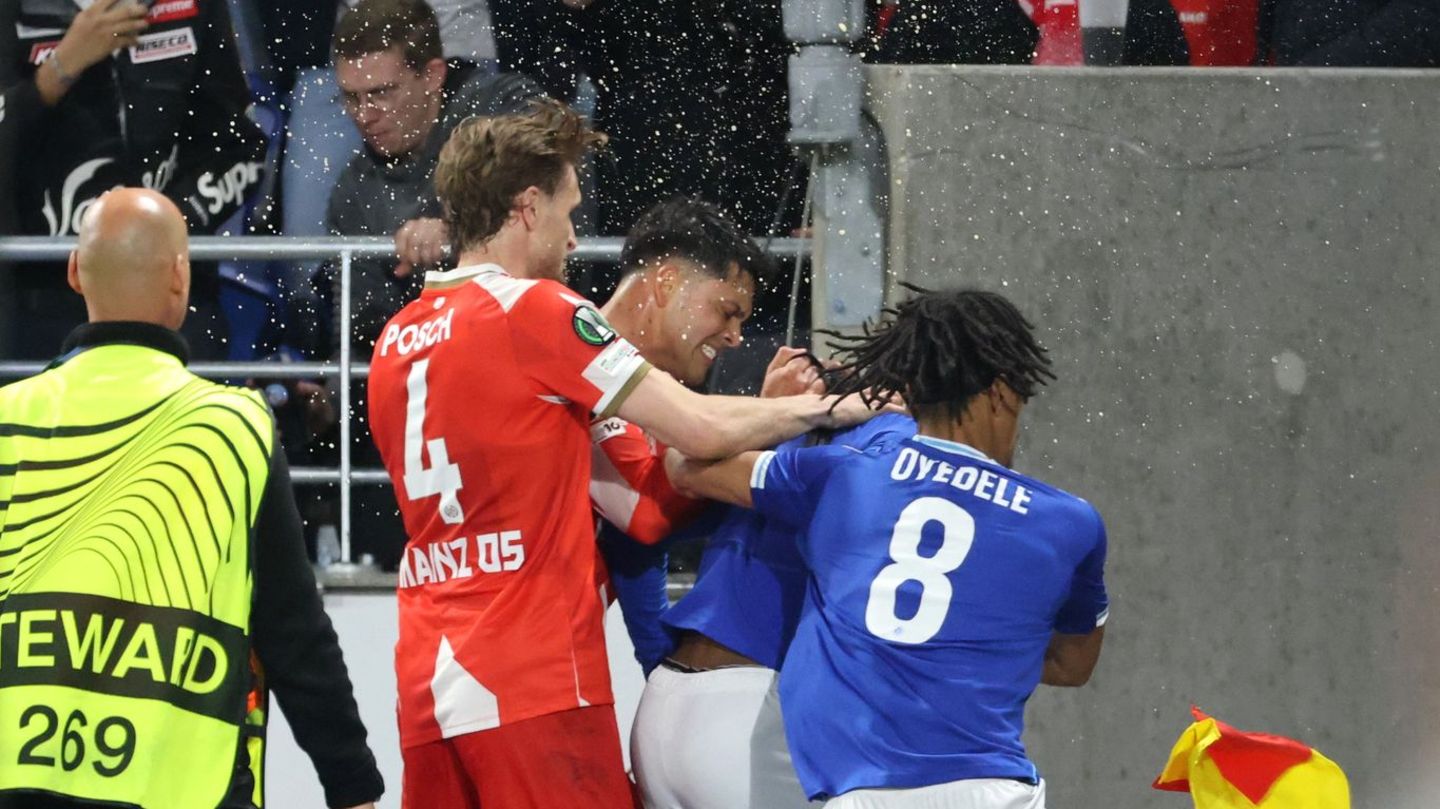 Gerangel von Spielern beider Teams nach der Partie. Foto: Philipp von Ditfurth/dpa