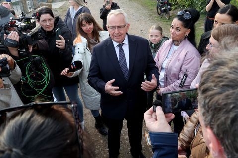 Mecklenburg-Vorpommerns Umweltminister Till Backhaus (SPD) gibt dem Wal jetzt eine Chance. Wochenlang war er anderer Meinung. Fo