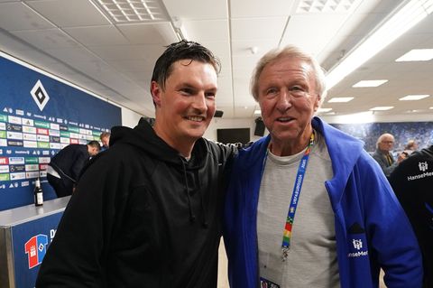 HSV-Coach Merlin Polzin (l) will für Hamburgs Ikone Horst Hrubesch singen. (Archivbild) Foto: Marcus Brandt/dpa