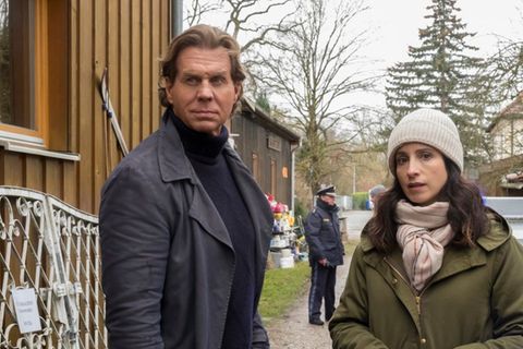 "Der Alte: Mia": Annabell Lorenz (Stephanie Stumph) berichtet ihrem Chef Caspar Bergmann (Thomas Heinze) am Tatort die ersten