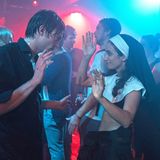 Filmszene aus „Sowas von da“ (2018) mit Niklas Bruhn und Tinka Fürst. Der Film beruht auf dem Roman von Tino Hanekamp, der Anfang der Nullerjahre den Musikclub „Weltbühne“ im Nobistorgebäude betrieb und Mitbegründer und Programmdirektor des Hamburger Clubs „Uebel & Gefährlich“ war. 