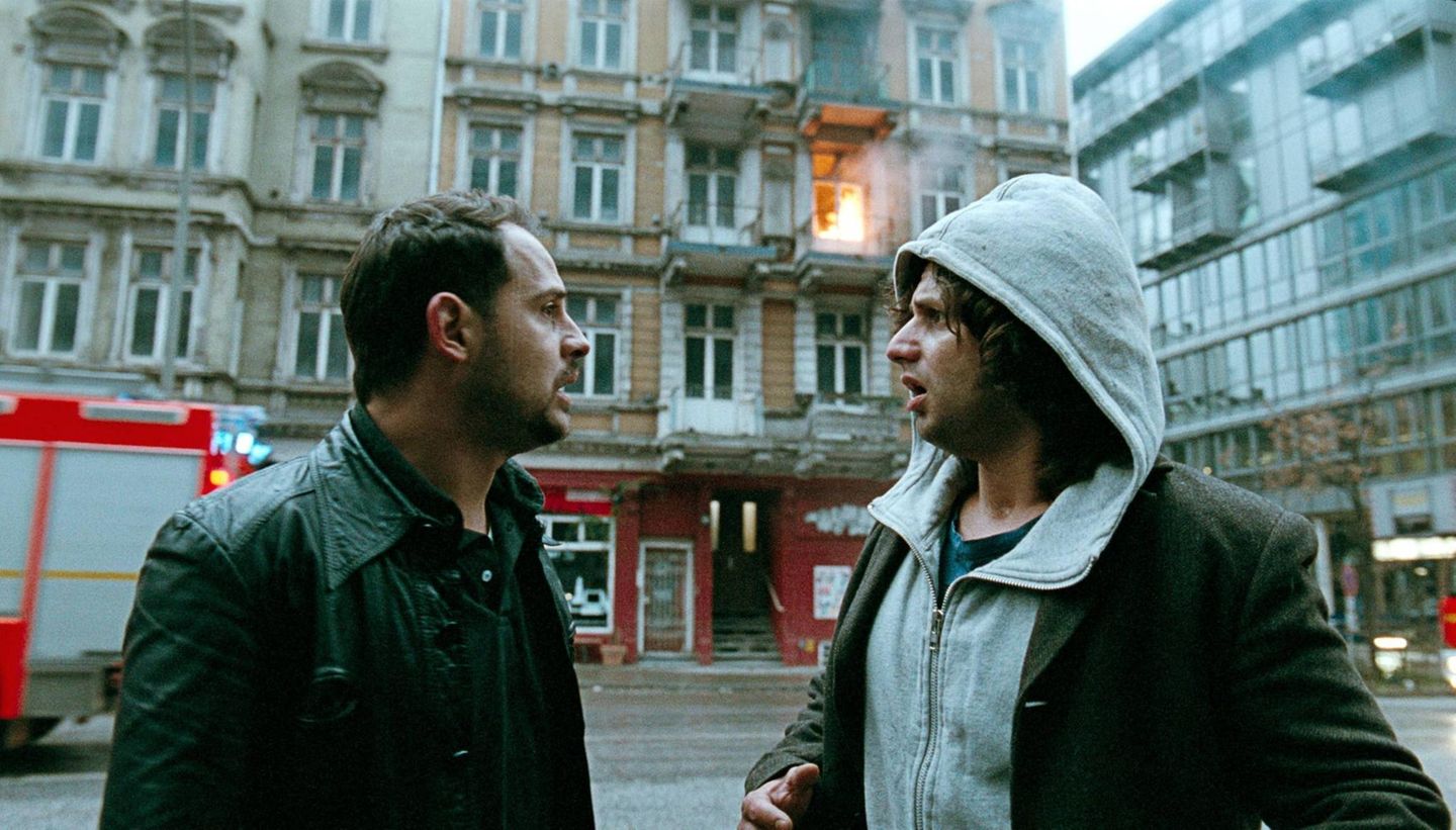 Szene aus Fatih Akins Liebeserklärung an St. Pauli „Soul Kitchen“ mit Moritz Bleibtreu und Birol Ünel 