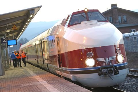 Der restaurierte DDR-Schnelltriebwagen SVT Görlitz steht nach einer Probefahrt im Bahnhof Wernigerode. (Archivbild) Foto: Matthi