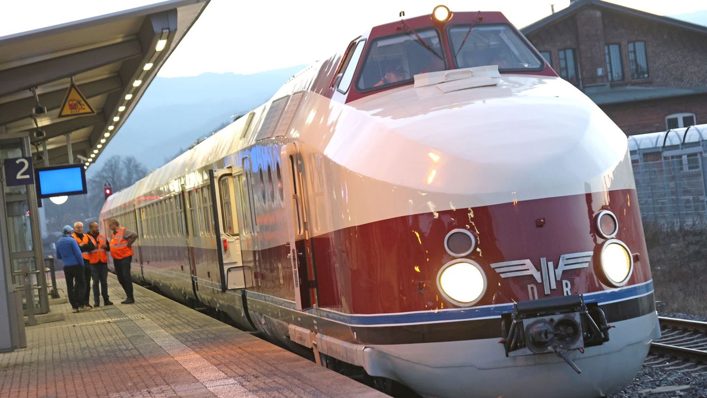 Der restaurierte DDR-Schnelltriebwagen SVT Görlitz steht nach einer Probefahrt im Bahnhof Wernigerode. (Archivbild) Foto: Matthi