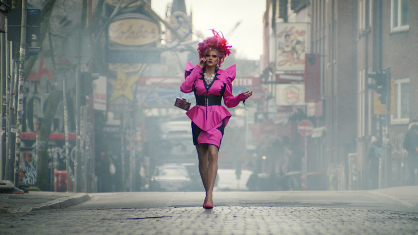 Szene aus der Verfilmung „Olivia“ mit Johannes Hegemann in der Hauptrolle als Oliver Knöbel/Olivia Jones, die ab Dienstag, 5. Mai 2026, im ZDF und in der ZDF-Mediathek zu sehen sein wird. Neben Olivia Jones brachte die Reeperbahn auch andere Drag-Persönlichkeiten hervor, darunter Lilo Wanders oder die Gastgeberin des Café Keese, Penny Lane.