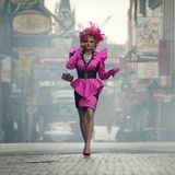 Szene aus der Verfilmung „Olivia“ mit Johannes Hegemann in der Hauptrolle als Oliver Knöbel/Olivia Jones, die ab Dienstag, 5. Mai 2026, im ZDF und in der ZDF-Mediathek zu sehen sein wird. Neben Olivia Jones brachte die Reeperbahn auch andere Drag-Persönlichkeiten hervor, darunter Lilo Wanders oder die Gastgeberin des Café Keese, Penny Lane.