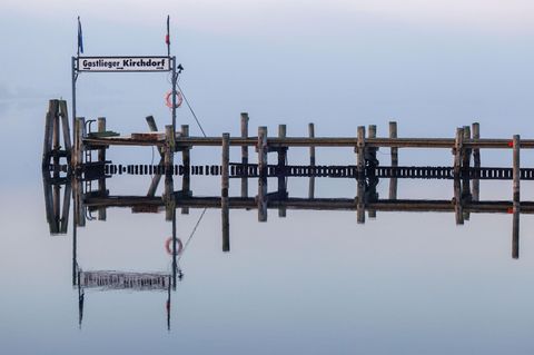 Kirchdorf, Deutschland. Dichter Nebel ist am Schiffsanleger im Hafen von Kirchdorf auf der Ostseeinsel Poel zu sehen. Von hier aus sollen neue Aktionen zur Rettung des gestrandeten Buckelwals gestartet werden.