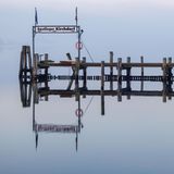 Kirchdorf, Deutschland. Dichter Nebel ist am Schiffsanleger im Hafen von Kirchdorf auf der Ostseeinsel Poel zu sehen. Von hier aus sollen neue Aktionen zur Rettung des gestrandeten Buckelwals gestartet werden.