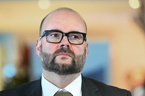 Der Finanzminister will den Landesbediensteten keine Entlastungsprämie zahlen. (Archivbild) Foto: Soeren Stache/dpa