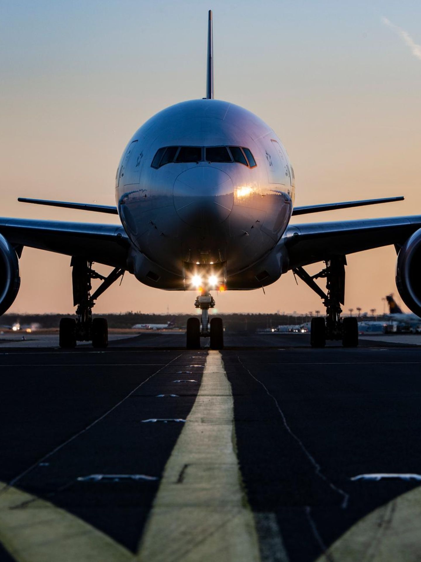 Ein Flugzeug auf der Startbahn bei Sonnenuntergang