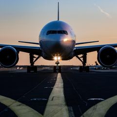 Ein Flugzeug auf der Startbahn bei Sonnenuntergang