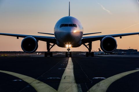 Ein Flugzeug auf der Startbahn bei Sonnenuntergang