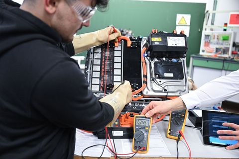 Sachsen-Anhalt will mehr Migranten für eine duale Ausbildung gewinnen. (Archivbild) Foto: Bernd Weißbrod/dpa