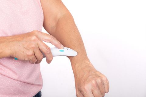 Deal News: Frau setzt Insektenstichheiler auf Unterarm auf