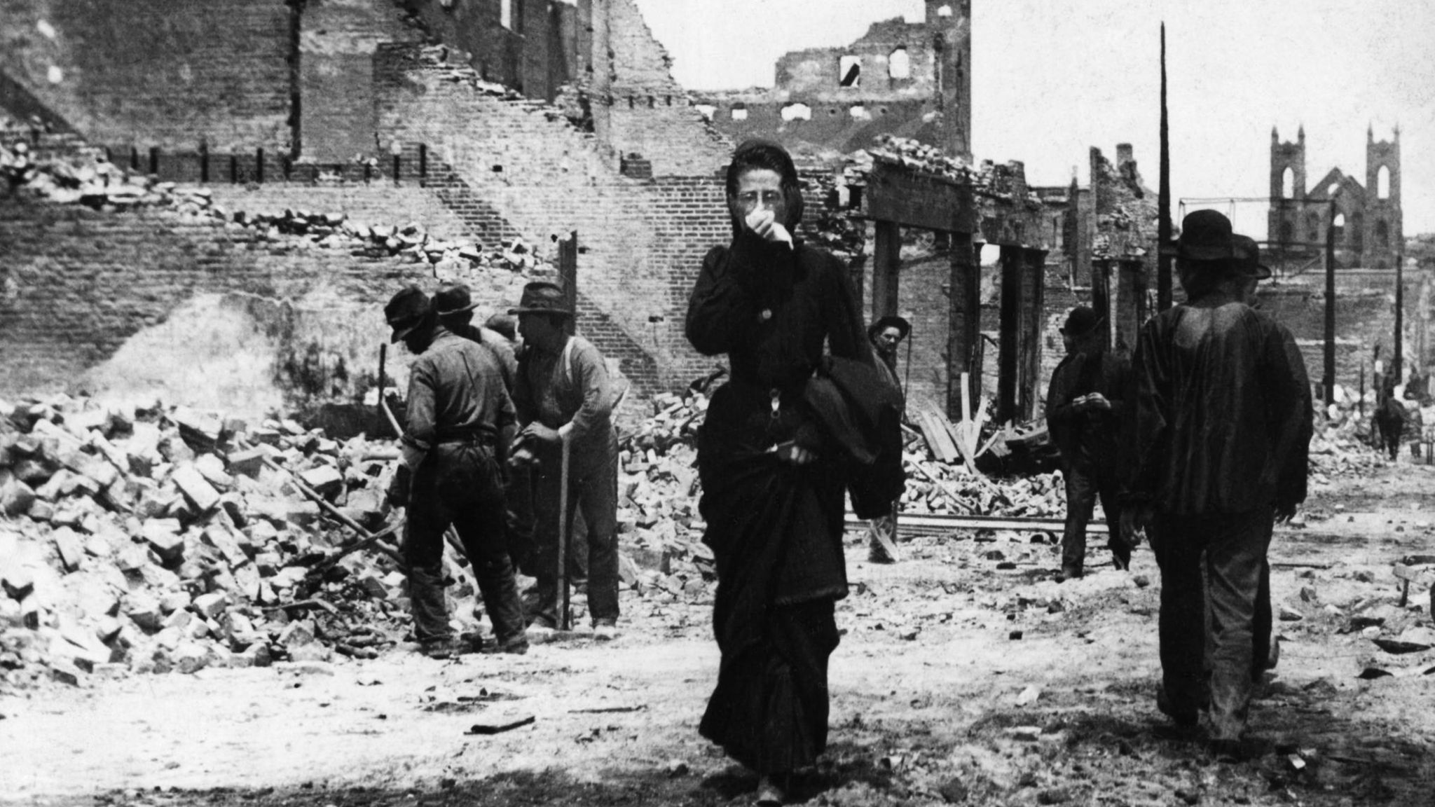 Rauch über der Stadt nach Erdbeben