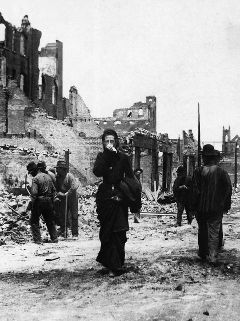 Rauch über der Stadt nach Erdbeben