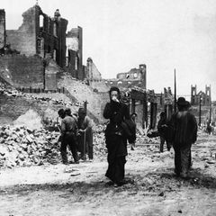 Rauch über der Stadt nach Erdbeben