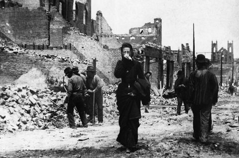 Rauch über der Stadt nach Erdbeben