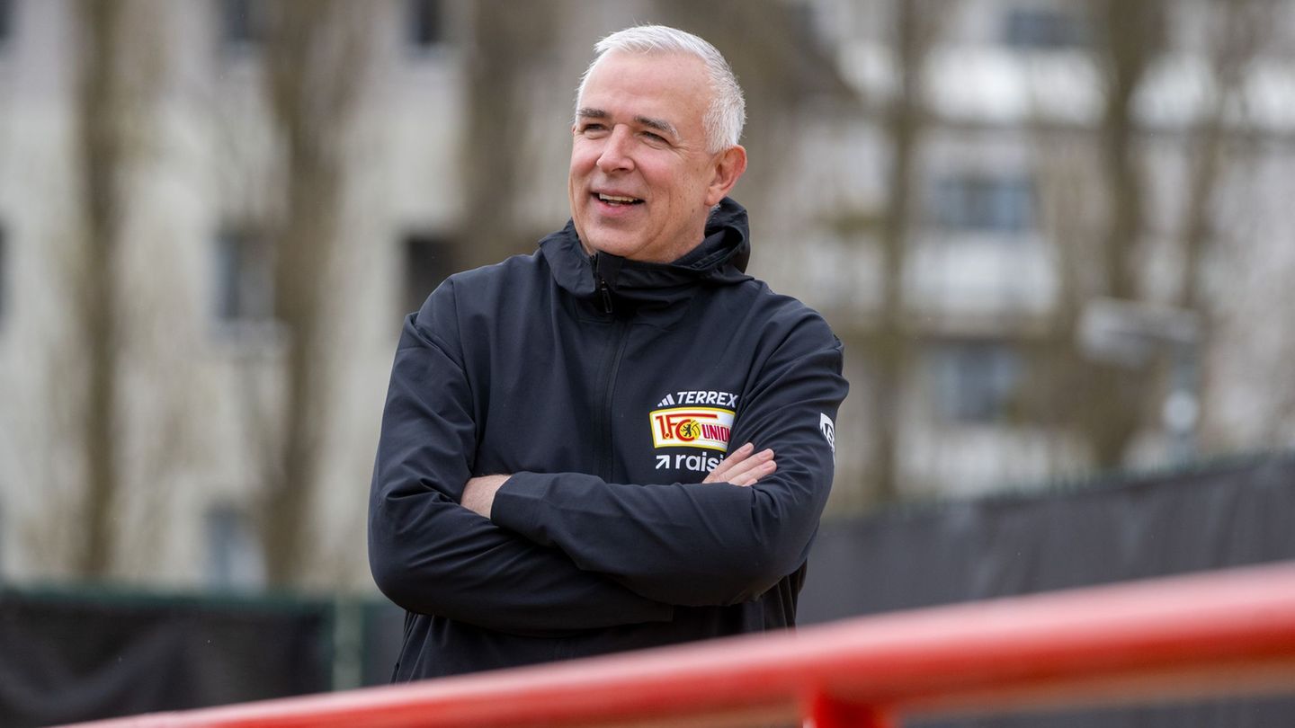 Union-Präsident Dirk Zingler schaut beim Training zu. Foto: Matthias Koch/dpa