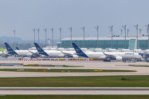 Lufthansa-Flugzeuge am Terminal – Fluglinien ächzen unter den hohen Kerosinpreisen
