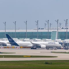 Lufthansa-Flugzeuge am Terminal – Fluglinien ächzen unter den hohen Kerosinpreisen