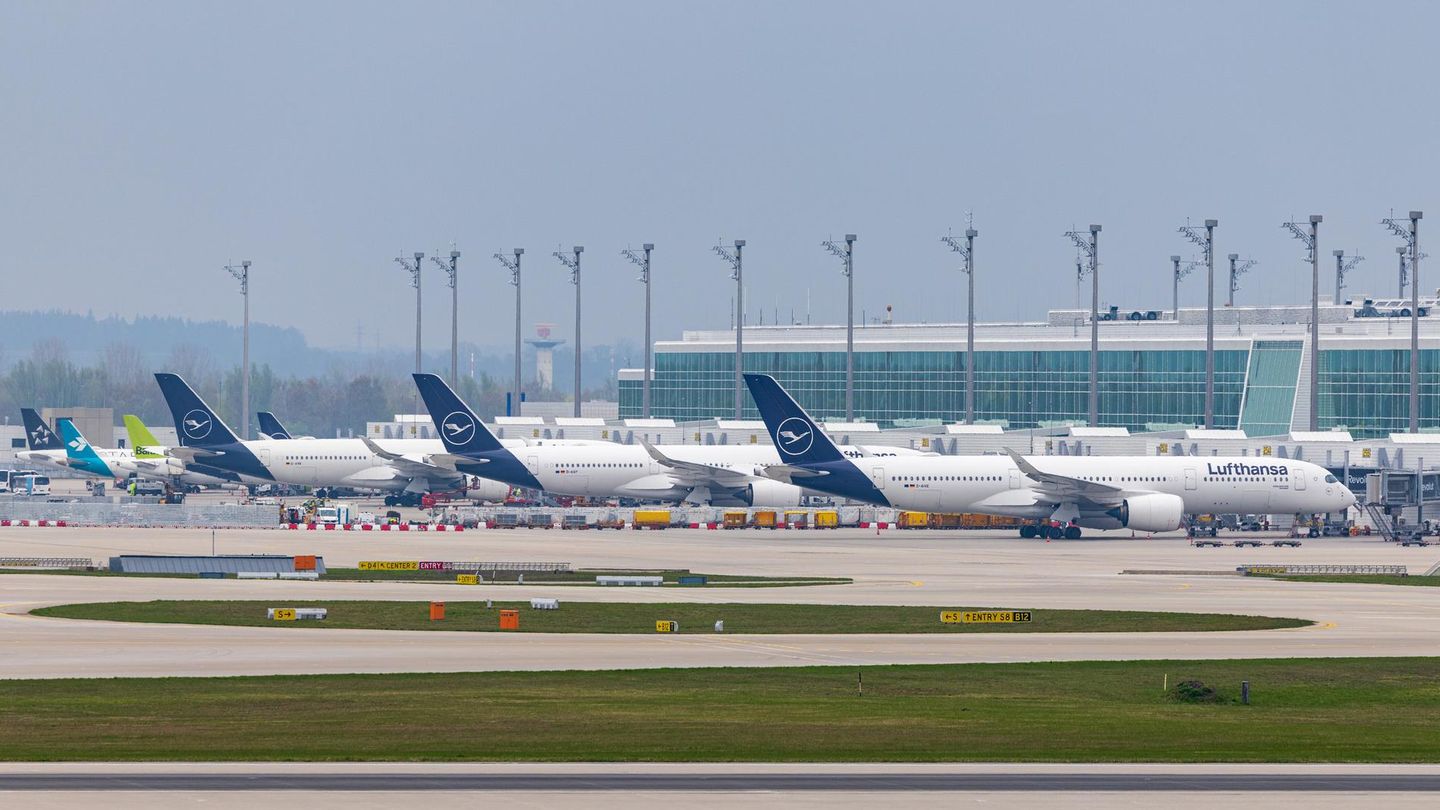 Lufthansa-Flugzeuge am Terminal – Fluglinien ächzen unter den hohen Kerosinpreisen