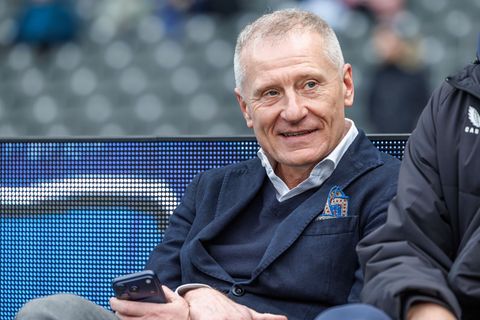 Peter Görlich gibt Trainer Stefan Leitl und Sportdirektor Benjamin Weber eine Jobgarantie. (Archivbild) Foto: Andreas Gora/dpa
