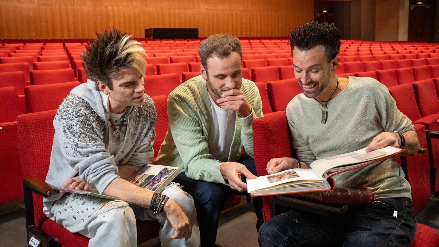 Psychologe Leon Windscheid (Mitte) trifft in der neuen "Terra X"-Folge Chris (links) und Andreas Ehrlich (rechts) und spricht mit den Magiern über ihre Vergangenheit.