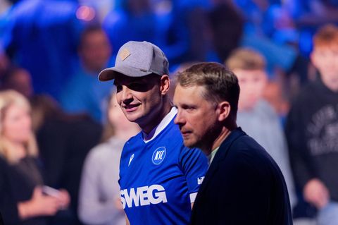 Pietro Lombardi (l), und Oliver Pocher, unterhalten sich in einer Werbepause im Finale von „DSDS“