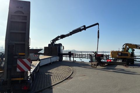 Mit schwerem Gerät bereiten die Helfer den Rettungsversuch für den Buckelwal vor