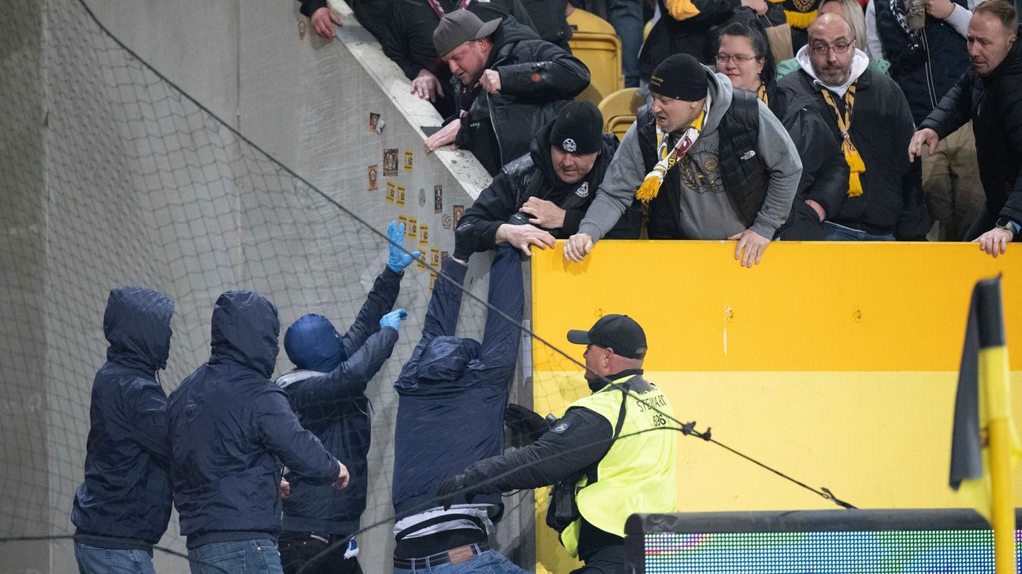 Nach Auseinandersetzungen drohen Fans von Hertha BSC und Dynamo Dresden harte Konsequenzen. (Archivbild) Foto: Sebastian Kahnert