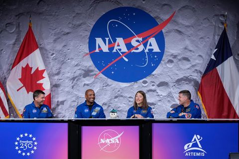 Die Crew der Artemis 2 bei einer Pressekonferenz.