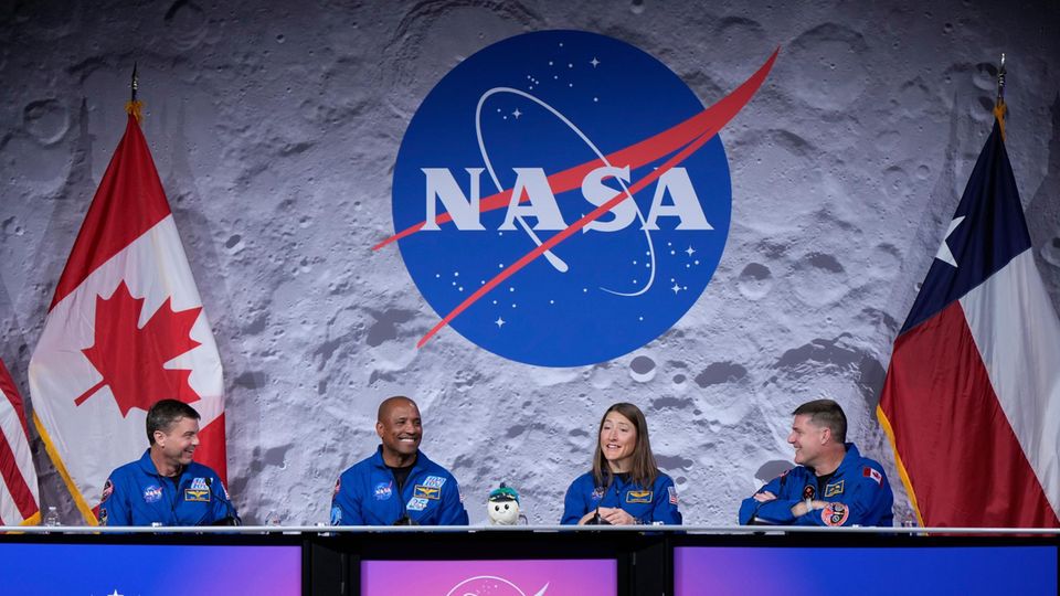 Die Crew der Artemis 2 bei einer Pressekonferenz.