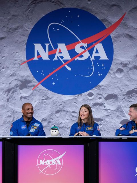 Die Crew der Artemis 2 bei einer Pressekonferenz.