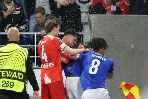 Gerangel von Spielern beider Teams nach der Partie. Foto: Philipp von Ditfurth/dpa