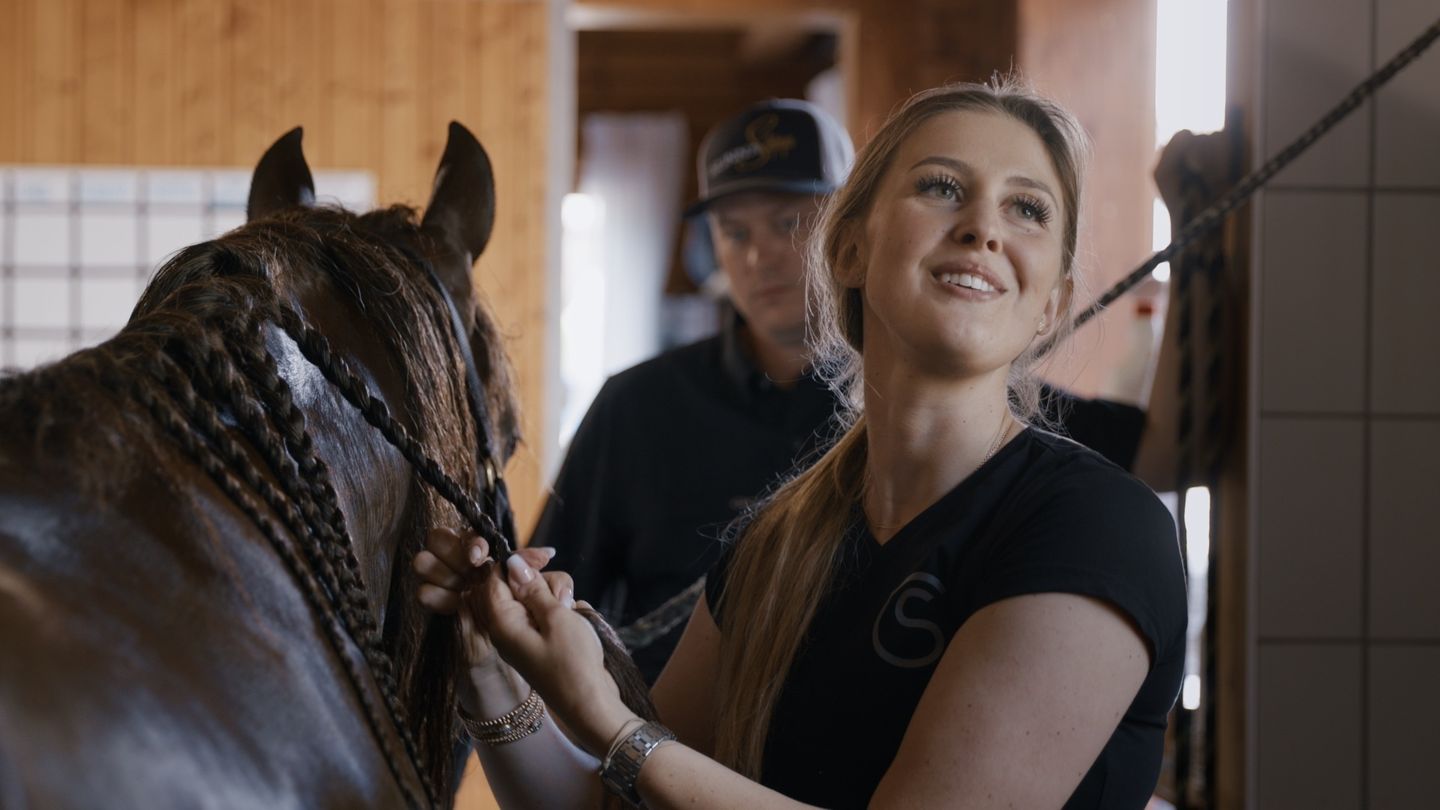 Szene aus "Pferdestärke – Die Welt der Gina Schumacher"